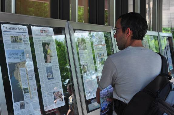 Examinando jornais do mundo inteiro no Museu da Imprensa em Washington DC, capital dos Estados Unidos